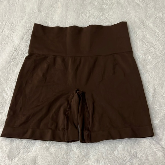 SKIMS Soft Smoothing Short- Size M Color Cocoa - Picture 4 of 6